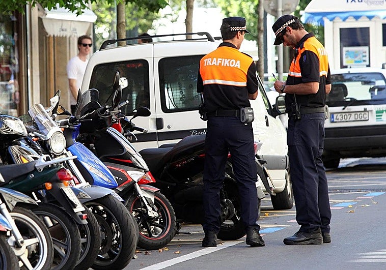 Un agente de movilidad es agredido con un bastón cuando ponía una multa